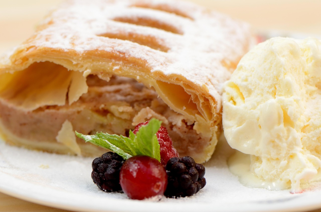entdecken sie das klassische apfelstrudel-rezept: knuspriger teig, saftige apfelfüllung, fein gewürzt. schritt-für-schritt-anleitung für den perfekten österreichischen apfelstrudel – einfach und lecker!