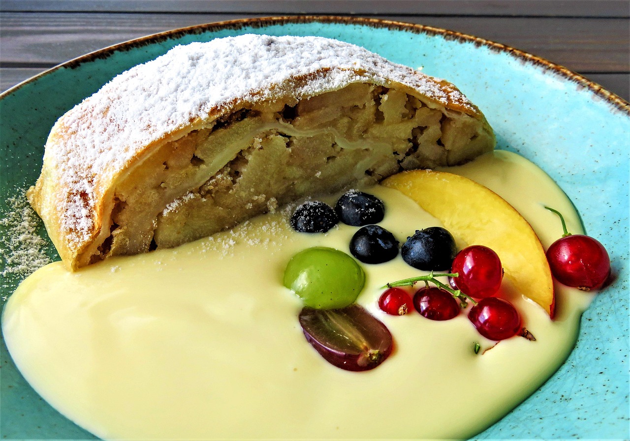 entdecken sie das klassische rezept für apfelstrudel: ein köstlicher strudelteig gefüllt mit saftigen äpfeln, zimt und rosinen. perfekt als traditionelles österreichisches dessert für jeden anlass!