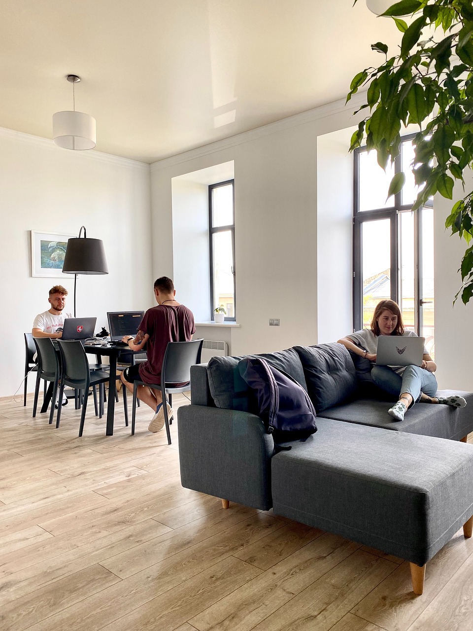 entdecken sie inspirierende co-working spaces in ihrer nähe! flexible arbeitsplätze, professionelle ausstattung und eine kreative community warten auf sie. perfekt für freelancer, startups und teams. jetzt den idealen arbeitsplatz finden!