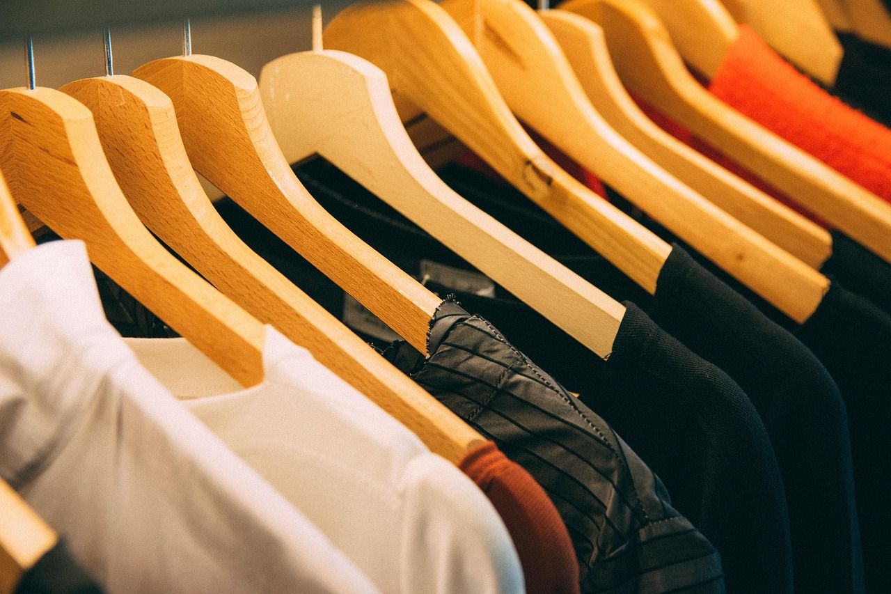 entdecken sie clevere lösungen zur kleidungslagerung! optimieren sie ihren stauraum mit praktischen tipps und modernen aufbewahrungsideen für ihre garderobe.