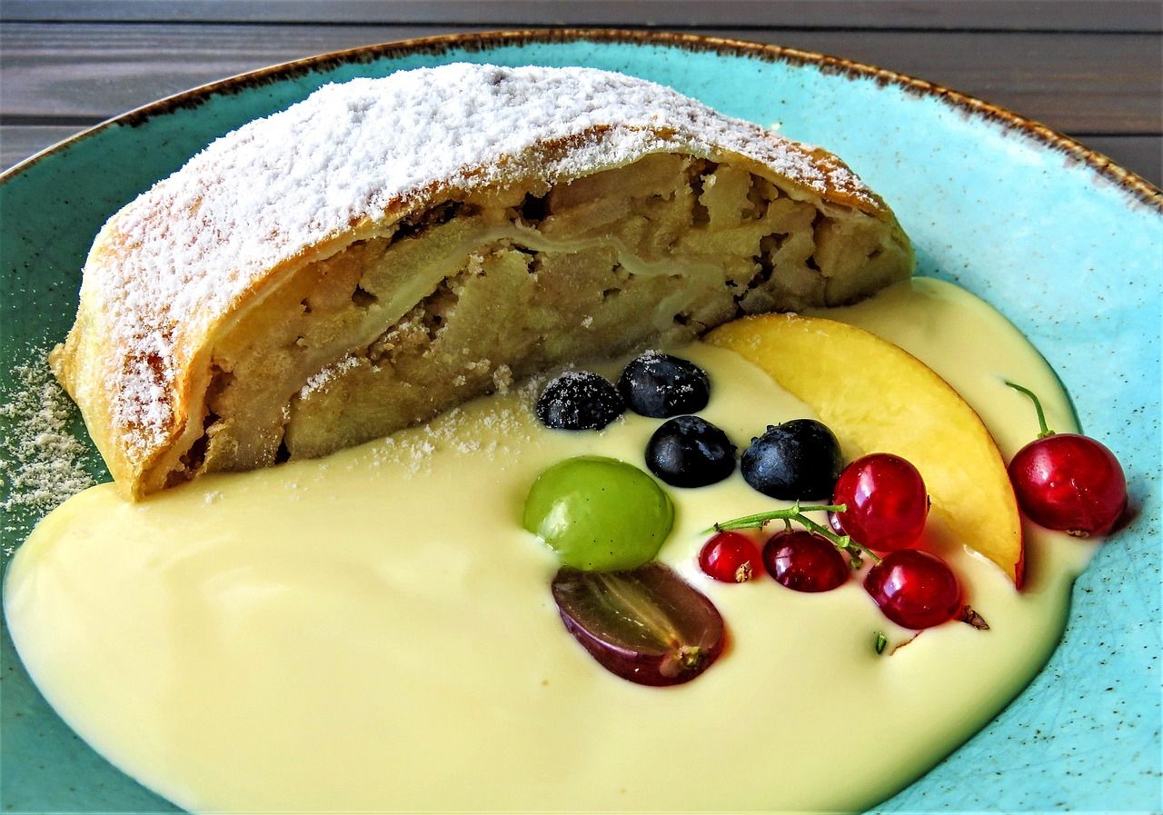entdecken sie das klassische rezept für apfelstrudel: ein köstlicher strudelteig gefüllt mit saftigen äpfeln, zimt und rosinen. perfekt als traditionelles österreichisches dessert für jeden anlass!