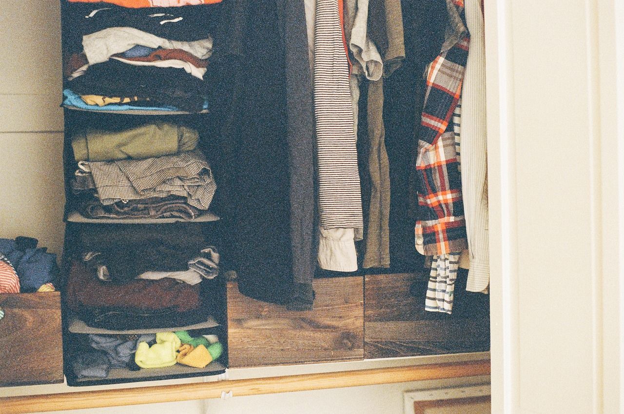 entdecken sie clevere lösungen zur kleidungslagerung! unsere tipps helfen ihnen, platz zu sparen und ordnung im kleiderschrank zu schaffen – für ein aufgeräumtes zuhause.