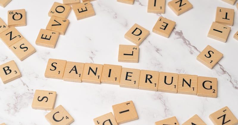Wie erkenne ich undichte Stellen am Flachdach: 7 klare Warnsignale
